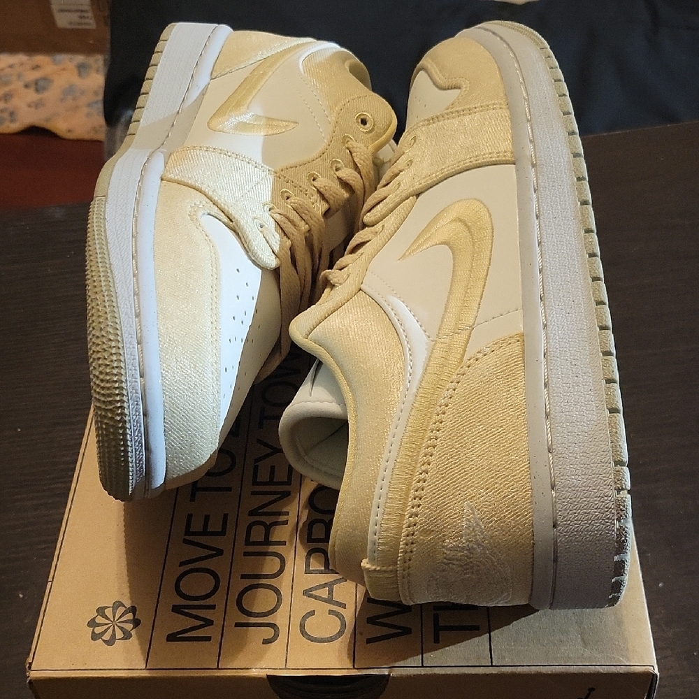 Jordan 1 Low SE "Team Gold" (Womens) Womens 10 Mens 8.5 NWT W/OG BOX - Picture 8 of 10